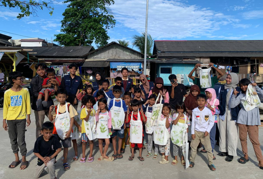 Ajarkan Anak Bangsa Manfaatkan dan Cintai Alam Sejak Dini: Kreasi Ecoprint Totebag Bina Mulia Education