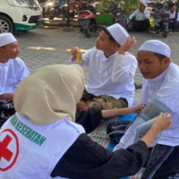 SEMANGAT KEPEDULIAN YAYASAN BINA MULIA: CEK KESEHATAN GRATIS DAN PROGRAM HAJI-QURBAN PADA HAUL AKBAR BOJONEGORO