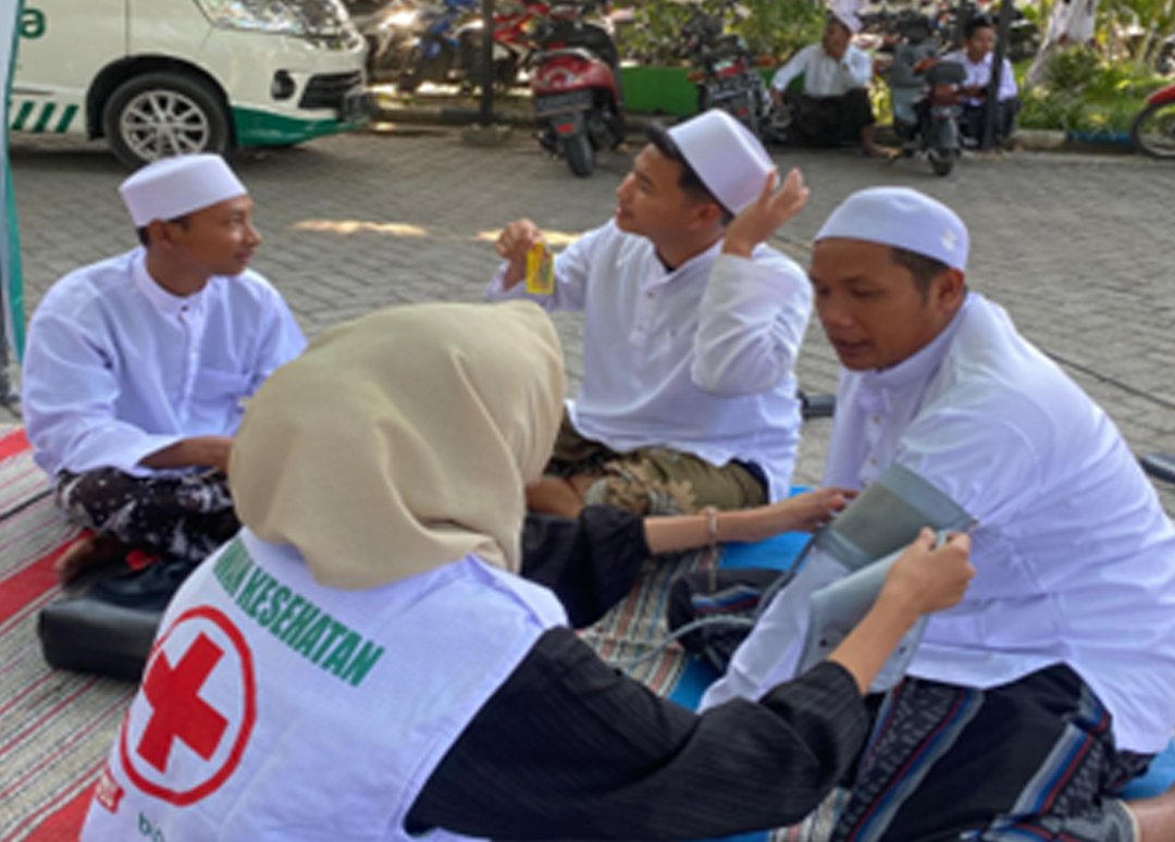 SEMANGAT KEPEDULIAN YAYASAN BINA MULIA: CEK KESEHATAN GRATIS DAN PROGRAM HAJI-QURBAN PADA HAUL AKBAR BOJONEGORO